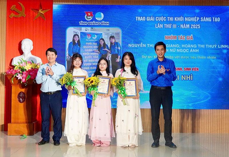 Trao giải nhì cho các tác giả, nhóm tác giải đoạt giải bảng thi thanh niên khởi nghiệp.