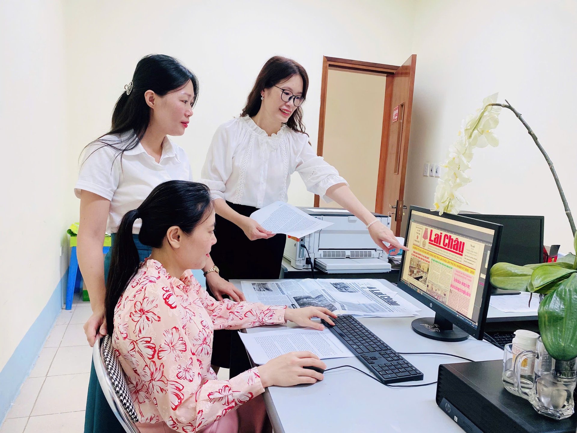 Lãnh đạo Phòng Biên tập trao đổi nghiệp vụ với kỹ thuật viên bộ phận chế bản.