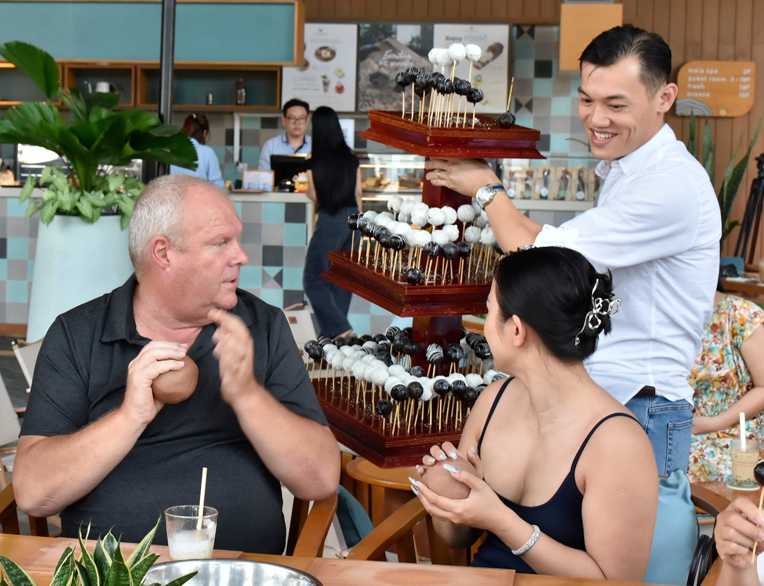 Khách sạn Fusion Suites Vũng Tàu năng động nhiều không gian thư giãn tăng trải nghiệm cho khách.  Trong ảnh: Một workshop làm gốm, tặng kẹo cho khách đến sử dụng dịch vụ.