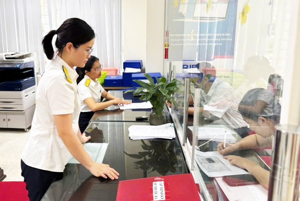 The City - Thach An inter-district tax team guides taxpayers in declaring registration tax.