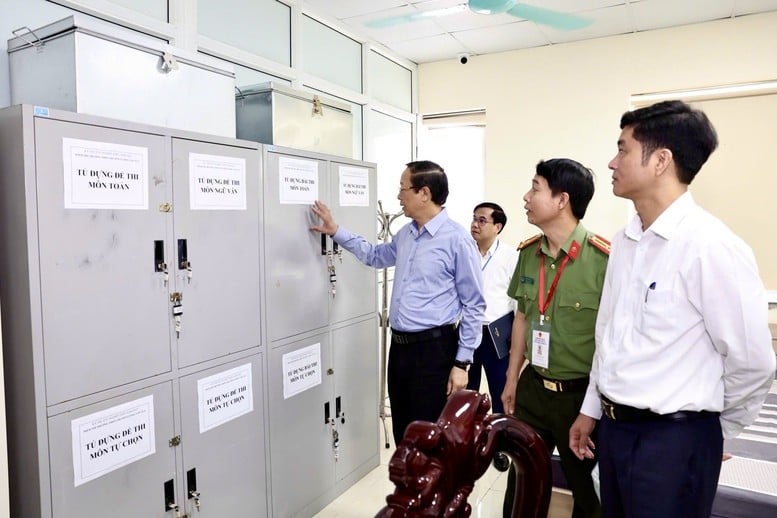 Thứ trưởng Phạm Ngọc THưởng kiểm tra tủ đựng bài thi tại trường THPT Chuyên Lương Văn Tụy, TP Ninh Bình - Ảnh: VGP/Nguyễn Mạnh