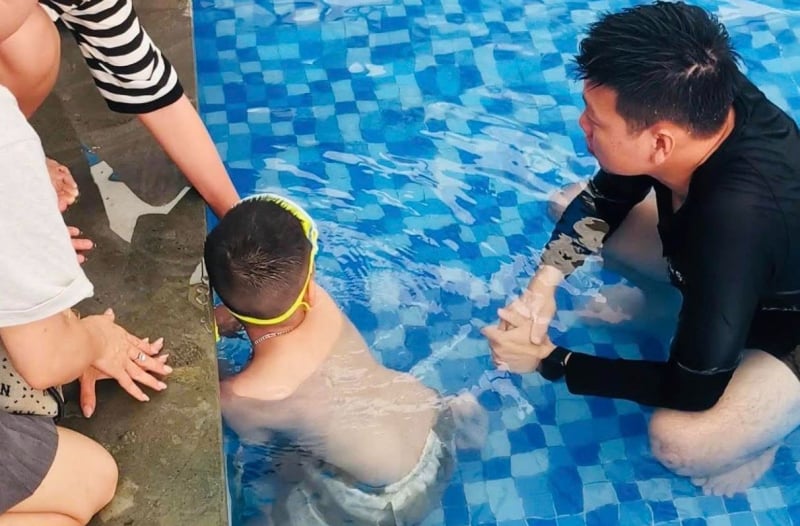 Rescatan a un niño cuya mano quedó atrapada en una tubería de desagüe de una piscina -0