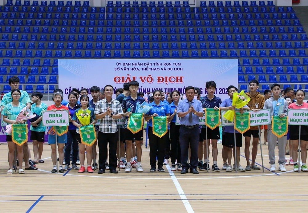 Khai mạc Giải Cầu lông các nhóm tuổi mở rộng tỉnh Kon Tum năm 2025 - Ảnh 1.