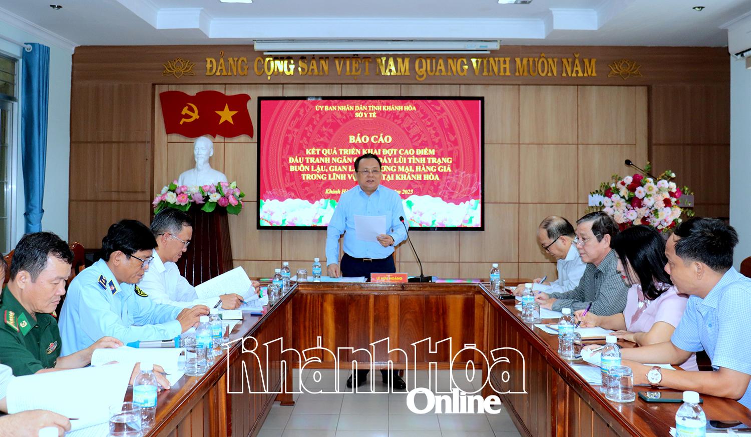 Ông Lê Hữu Hoàng chỉ đạo tại buổi làm việc với Sở Y tế.
