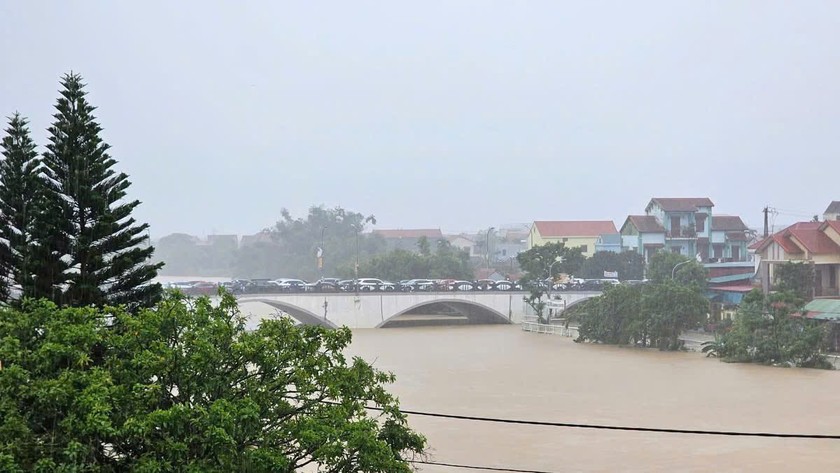 Dòng xe nối đuôi nhau đậu hai bên cầu Phong Xuân, huyện Lệ Thủy.