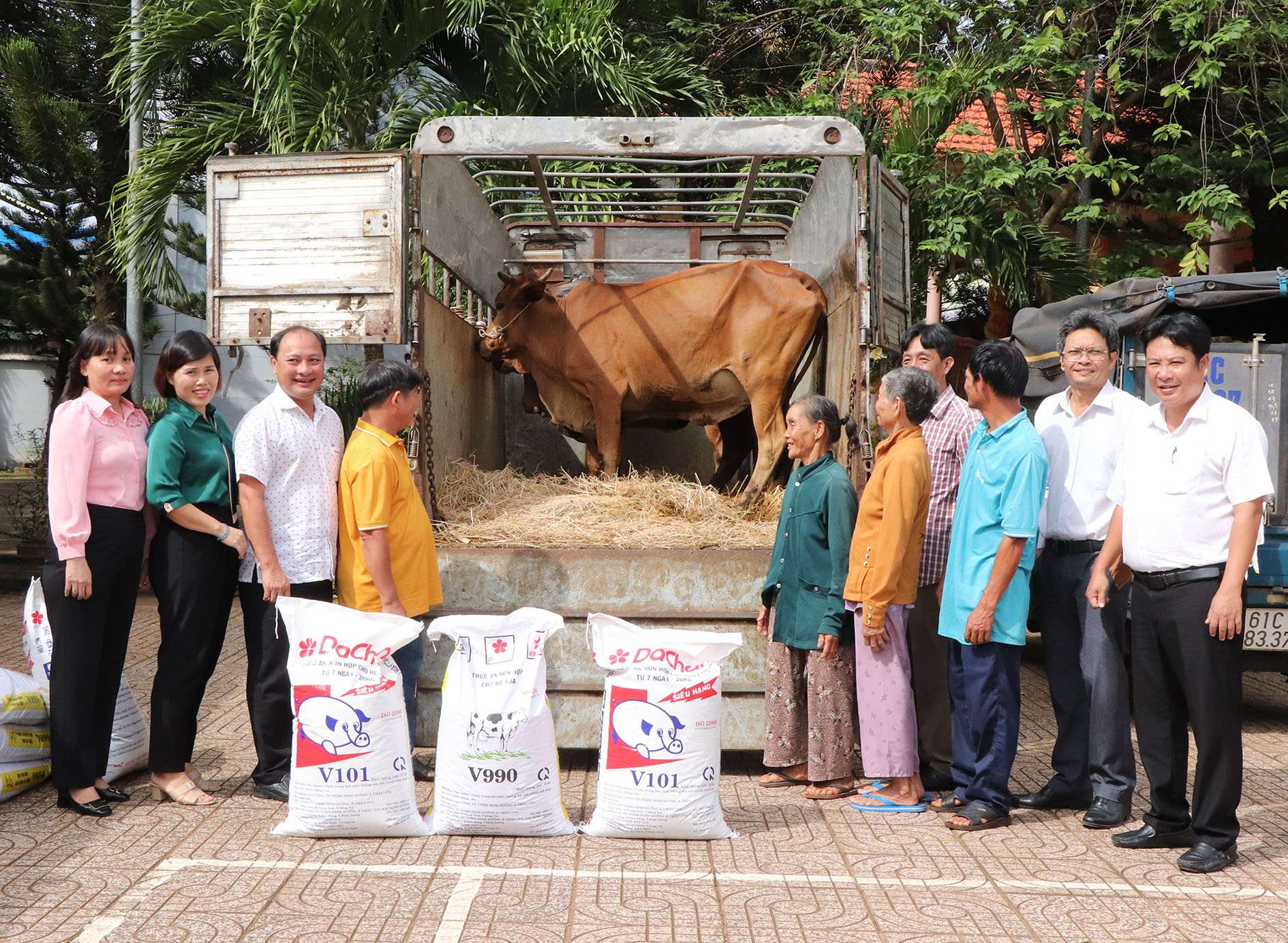 Các hộ nông dân nhận con giống và thức ăn chăn nuôi.