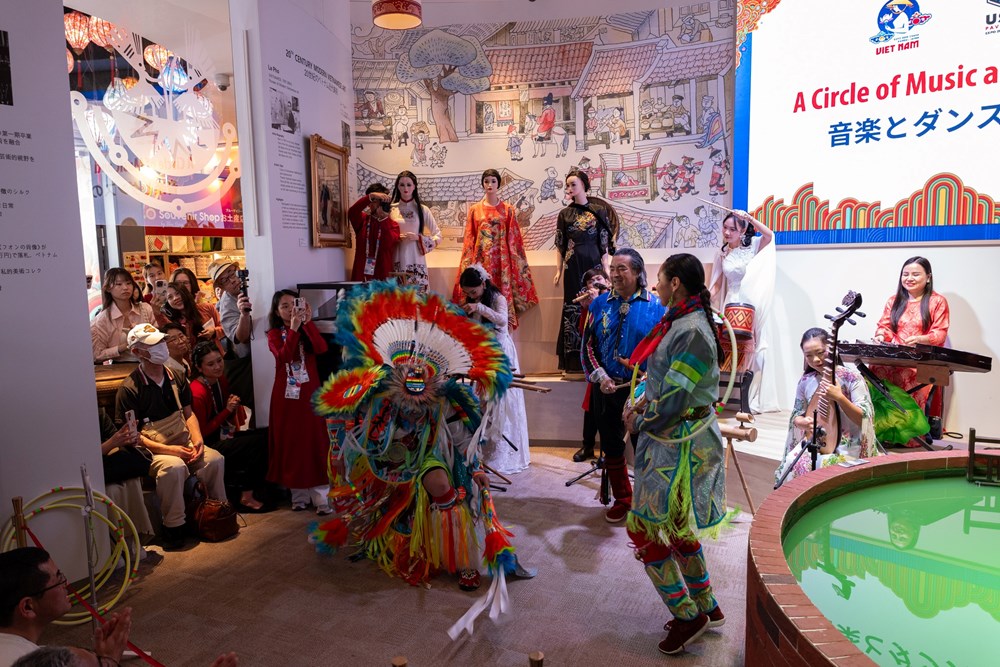 Danza del aro de los nativos americanos combinada con instrumentos musicales tradicionales vietnamitas en la EXPO 2025 - foto 2
