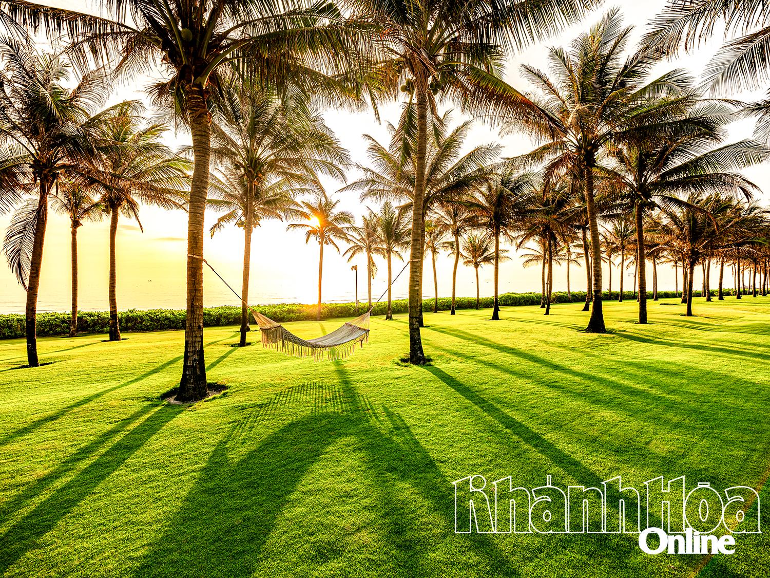 Grüner Rasen im Radisson Blu Cam Ranh.