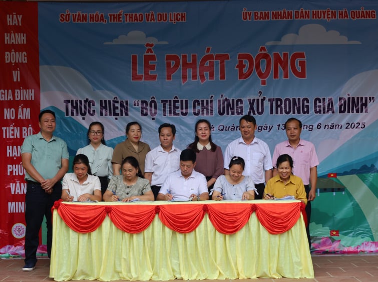 Các tổ chức, cá nhân ký kết thực hiện bộ tiêu chí ứng xử trong gia đình năm 2025.