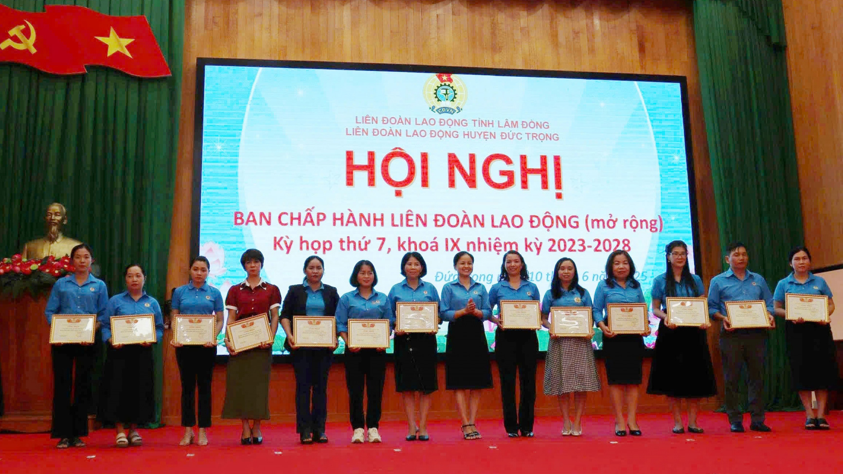 Awarding certificates of merit to School Unions with outstanding achievements in implementing union activities