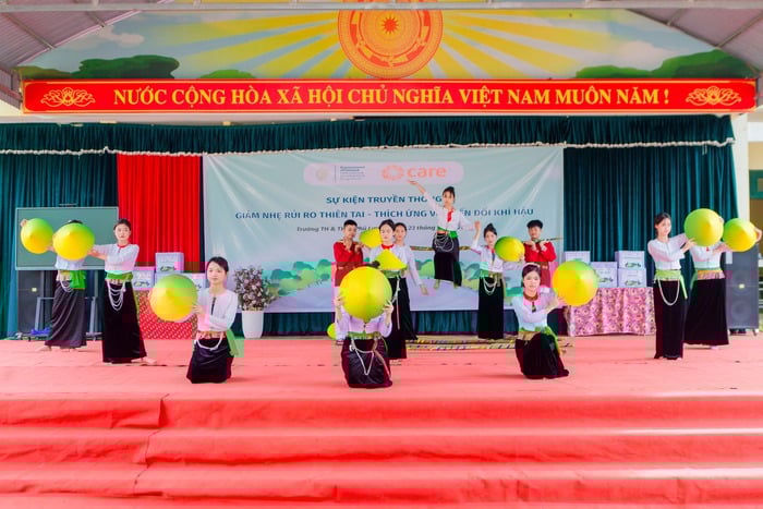 Trang bị kiến thức về biến đổi khí hậu cho học sinh dân tộc thiểu số tại Hòa Bình- Ảnh 1.