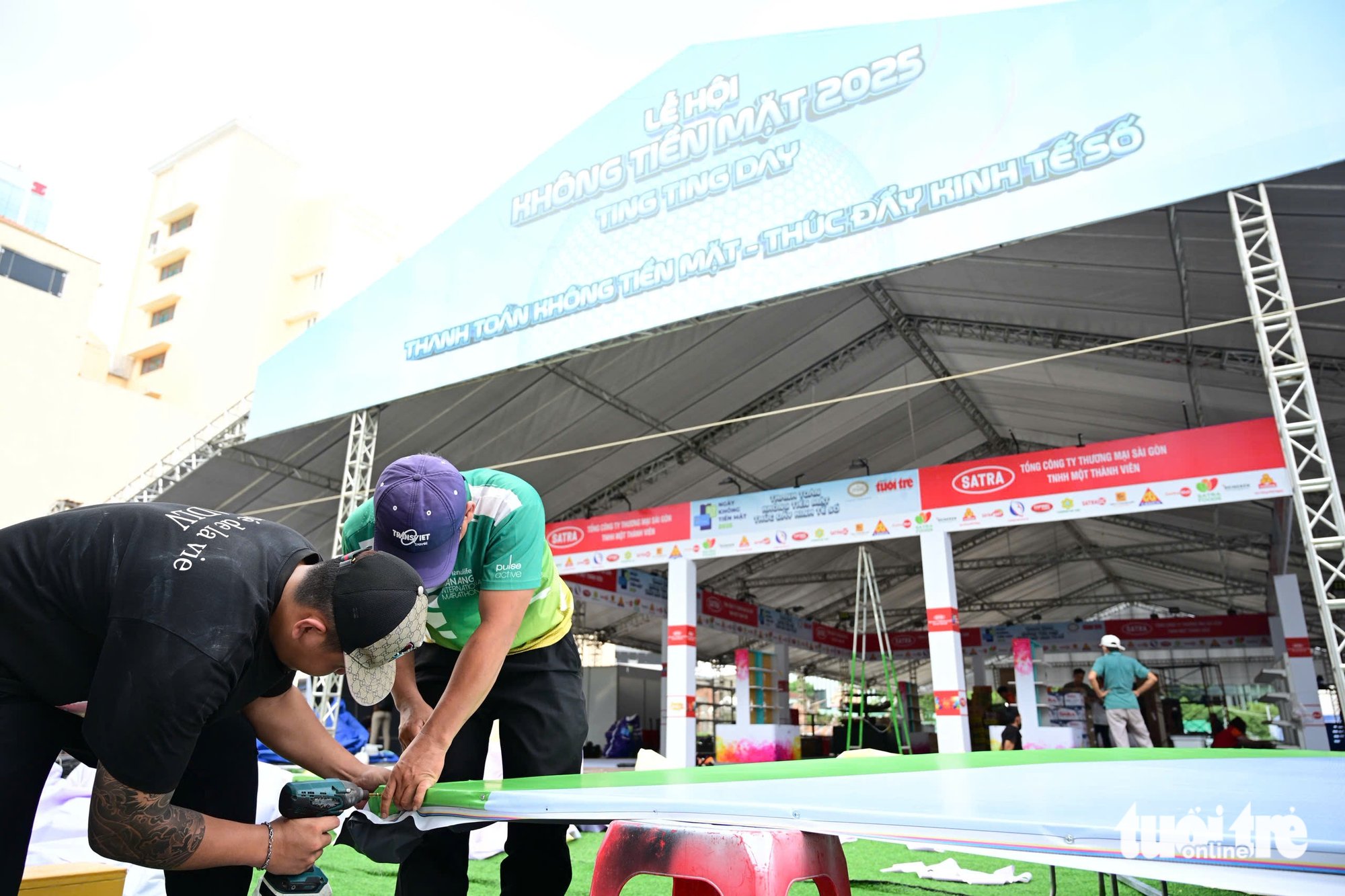 ភាពអ៊ូអរមុនម៉ោង G-hour ផ្លូវដើរ Nguyen Hue បានត្រៀមជាស្រេចសម្រាប់ពិធីជប់លៀងដ៏ធំ 'Cashless Day' - រូបថតទី 6 ។
