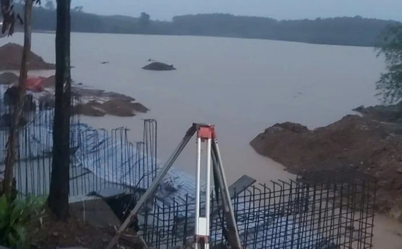 Vỡ đê chứa hơn 500.000m³ báo động đến người dân vùng hạ du -0