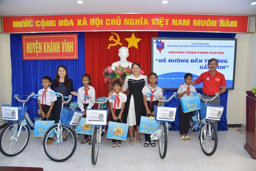 Những món quà chở theo hy vọng đến trường – tấm lòng của những người làm báo Khánh Hòa.