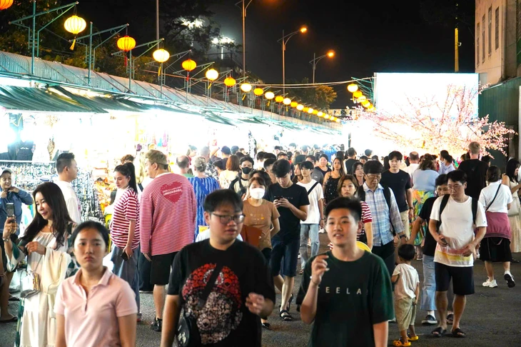 Đánh thức kinh tế đêm, du lịch đêm ở Nha Trang, cách nào? - Ảnh 1.