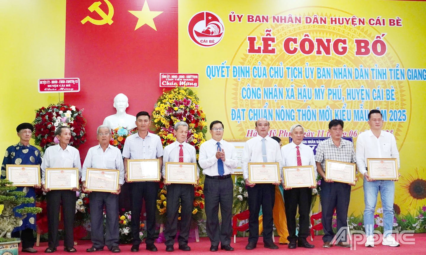 Ông Trần Thanh Nguyên - Phó Chủ tịch HĐND tỉnh trao bằng khen của UBND tỉnh cho các tập thể, cá nhân.