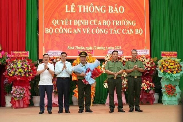 Lãnh đạo tỉnh Bình Thuận và Ban giám đốc Công an tỉnh Bình Thuận chúc mừng đại tá Lê Quang Nhân được Bộ Công an điều động làm Giám đốc Công an tỉnh Bình Định
