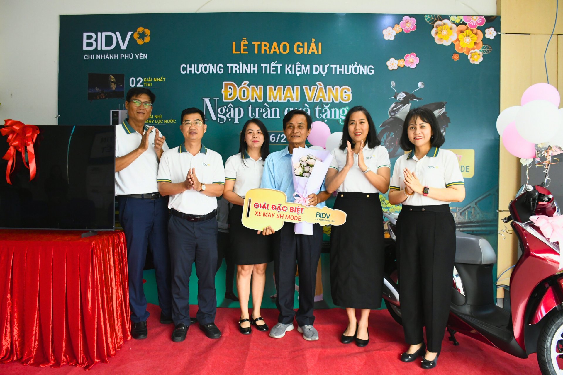BIDV Phu Yen Board of Directors and Phu Lam Transaction Office representative presented the special prize to customer Le Dang Bao. Photo: LE HAO