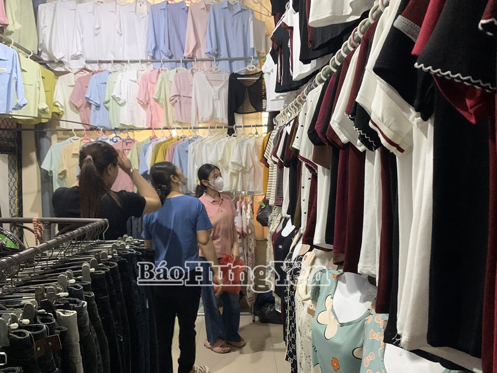 Hiện nay, ít người dân tìm đến chợ Phủ để mua sắm...