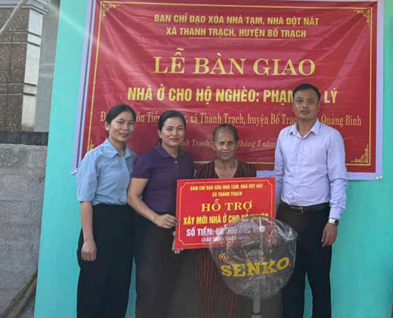 Les représentants des dirigeants de la commune de Thanh Trach (Bo Trach) ont remis de nouvelles maisons aux ménages pauvres de la localité.