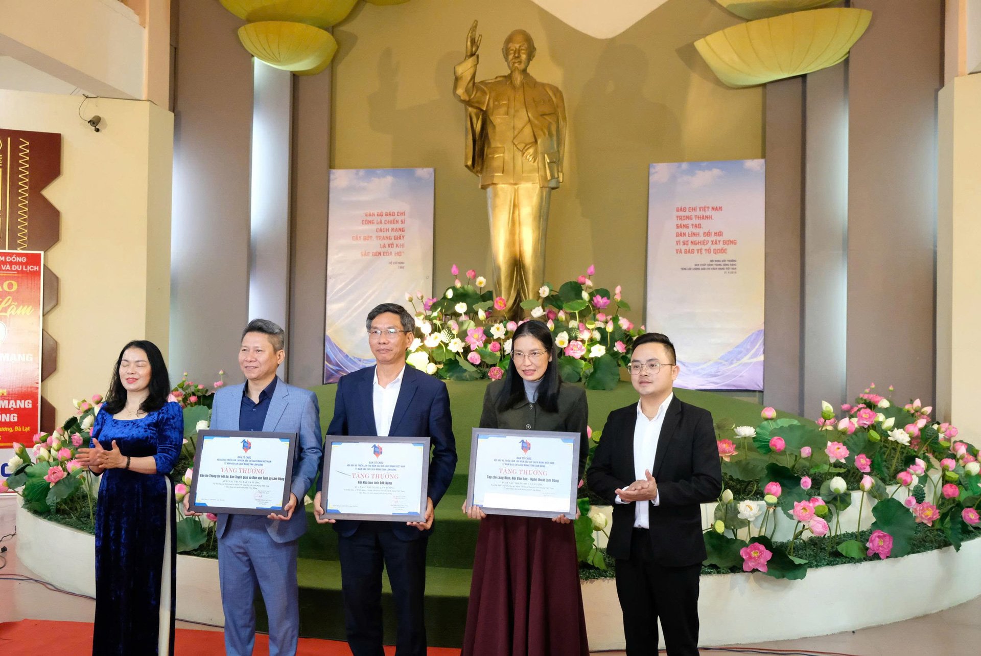Khen thưởng các đơn vị có pano trưng bày ấn tượng và những tập thể, cá nhân có đóng góp tích cực cho báo chí Lâm Đồng