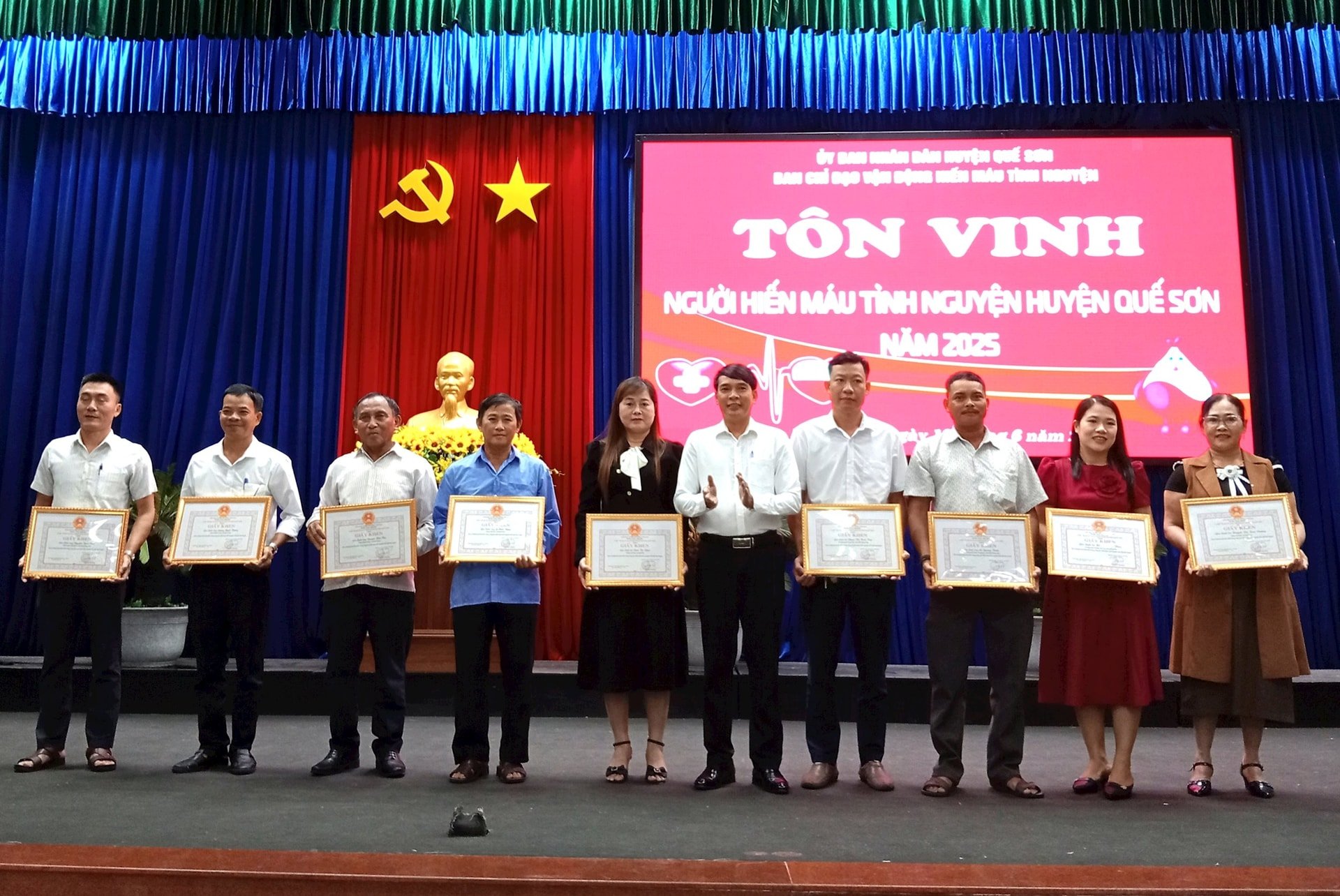  các gia đình có thành tích hiến máu tiêu biếu. Ảnh: DUY THÁI