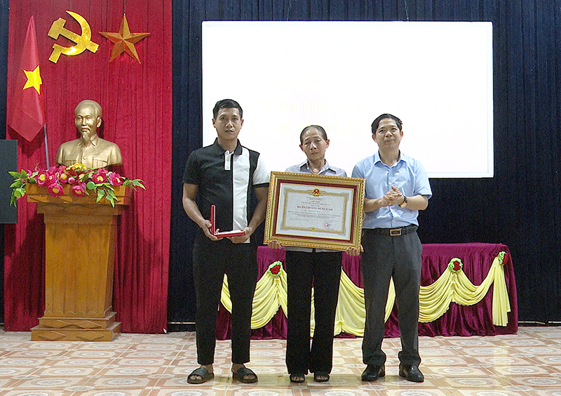 Thừa ủy quyền của Chủ tịch nước, lãnh đạo TX. Ba Đồn trao Huân chương Dũng cảm cho thân nhân ông Hoàng Hữu Thão.