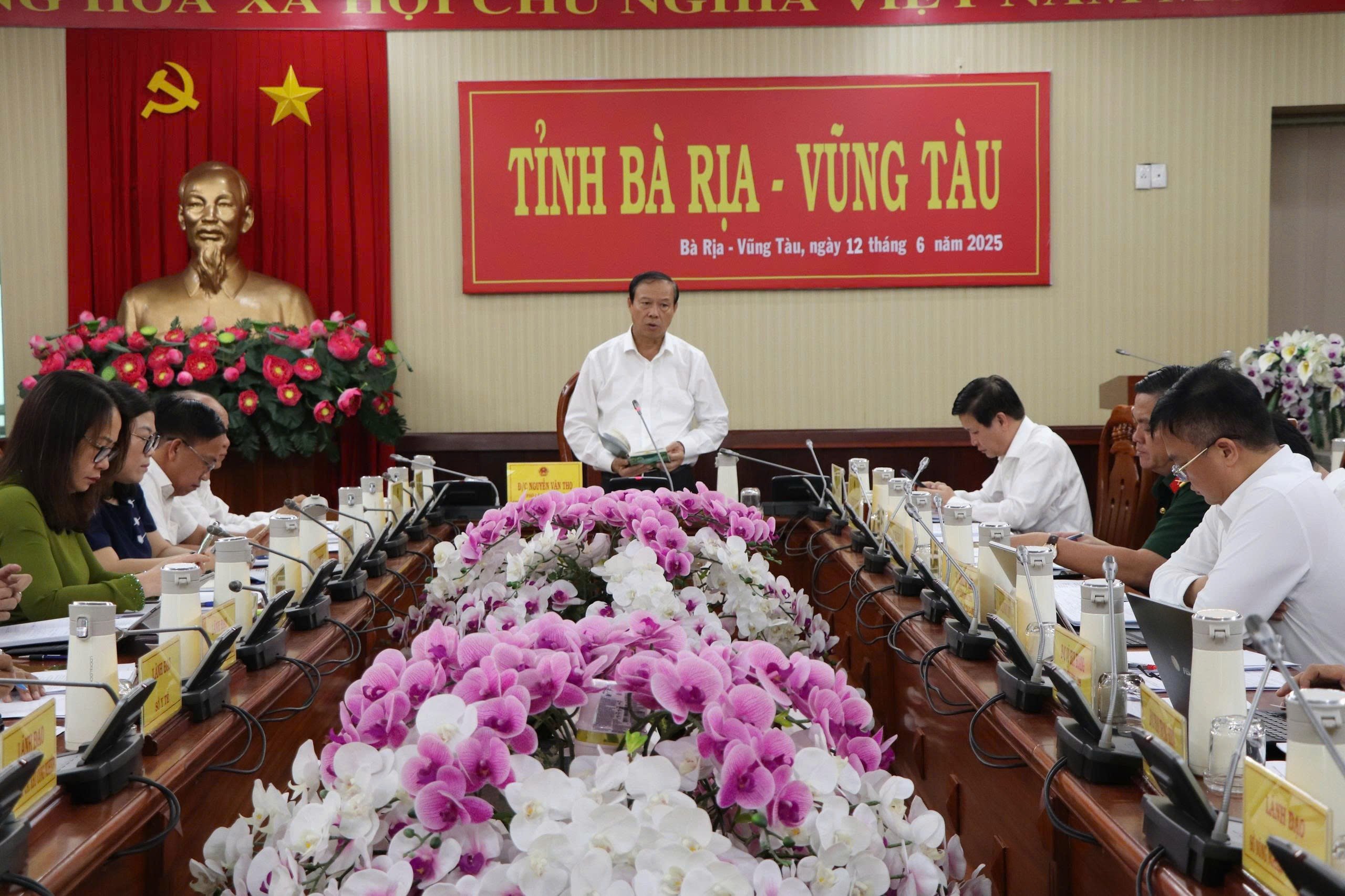 Chủ tịch UBND tỉnh Nguyễn Văn Thọ phát biểu kết luận cuộc họp.