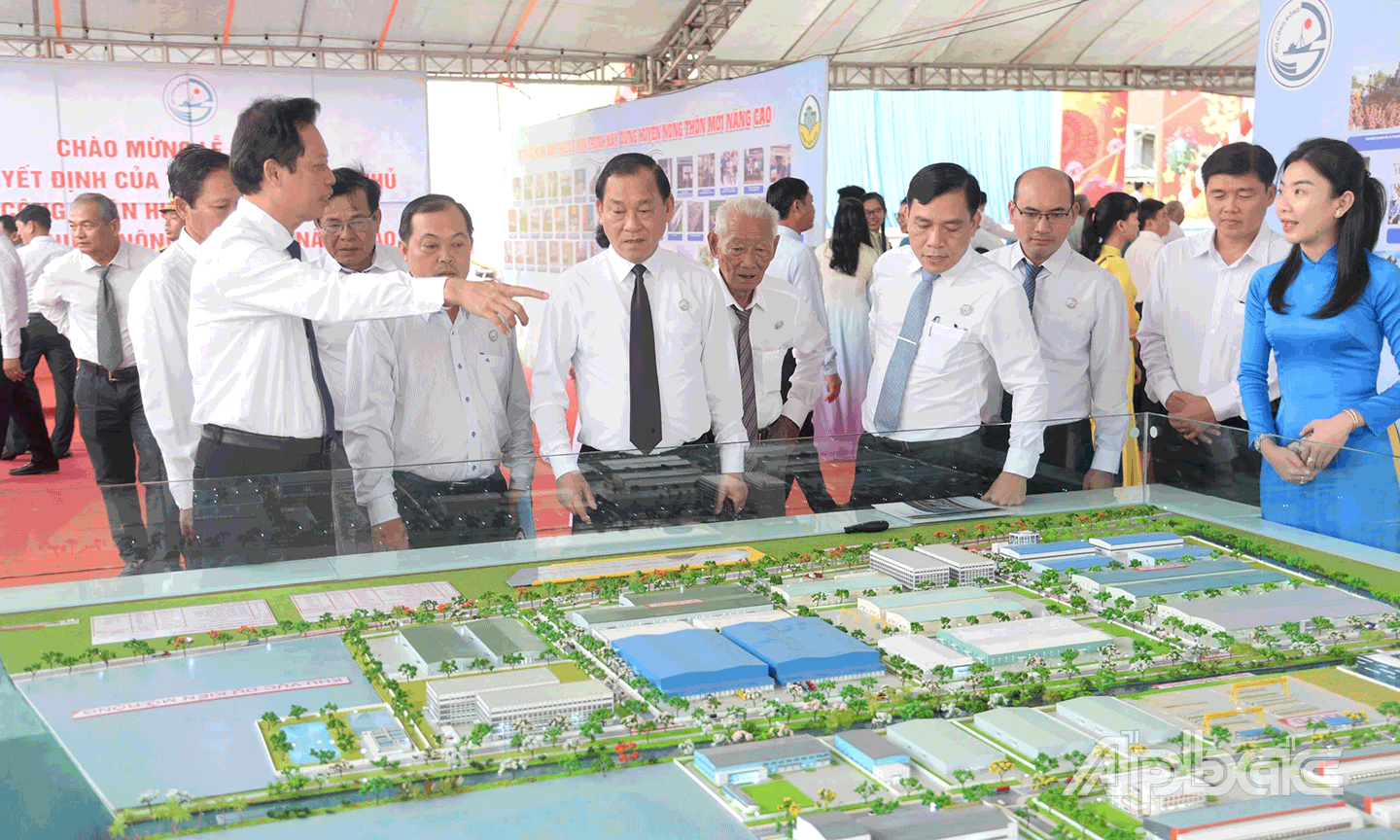  Lãnh đạo tỉnh tham quan triển lãm nhân sự kiện trao Quyết định của Thủ tướng Chính phủ  công nhận huyện Gò Công Đông đạt chuẩn NTM nâng cao năm 2024.                                Ảnh: CAO THẮNG