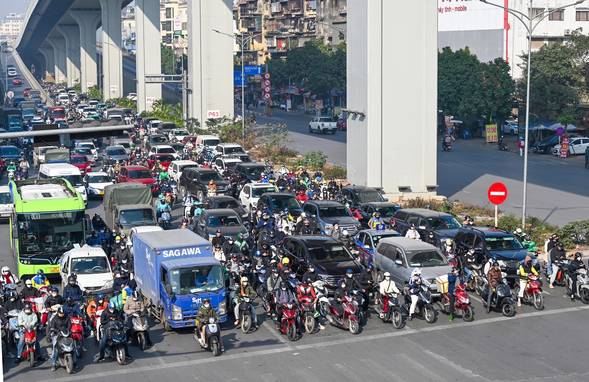 Motorradpatrouillen in den inneren Bezirken von Hanoi werden bis 2030 Verkehrsstaus und Umweltverschmutzung in Hanoi reduzieren.-Anh-Giang-Huy.jpg