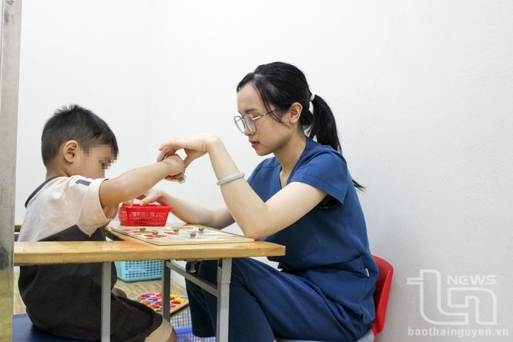Care and treatment of children with autism spectrum disorders at Thai Nguyen Central Hospital.