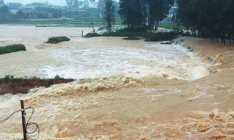 Demolition of the Da Lam reservoir dike, Thai Thuy commune.