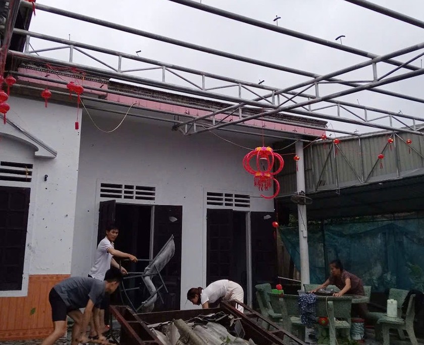 Nhiều tài sản của người dân trong nhà cũng bị hư hại do lốc xoáy gây ra. Ảnh: Hưng Đức