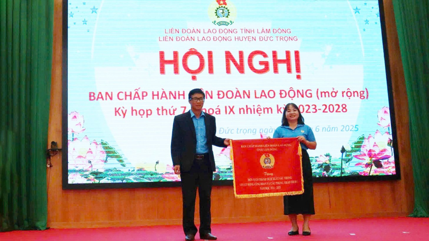 Awarding the Emulation Flag of the Provincial Labor Federation Executive Committee to excellent Trade Union collectives