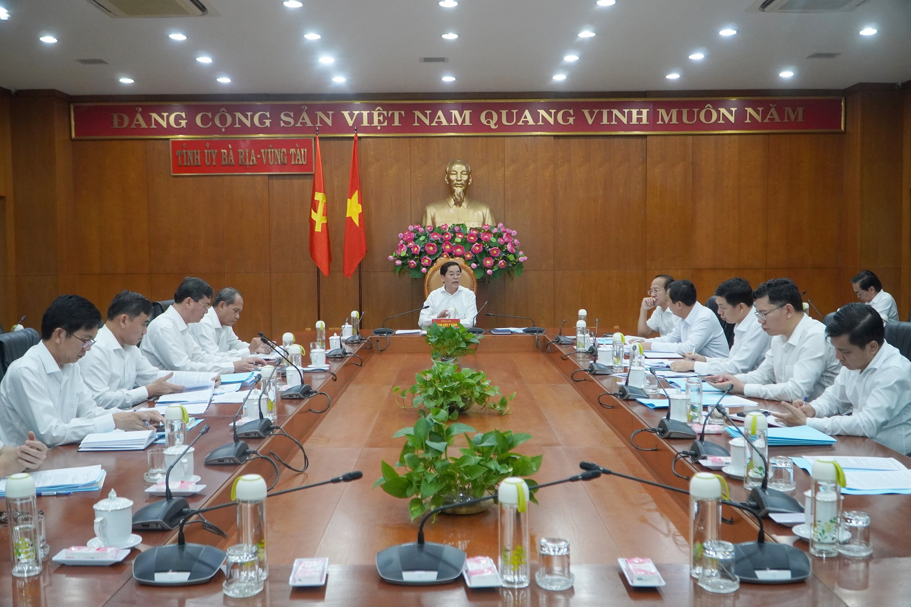 Den Vorsitz der Sitzung führte Herr Pham Viet Thanh, Mitglied des Zentralkomitees der Partei, Sekretär des Provinzparteikomitees und Vorsitzender des Provinzvolksrats.