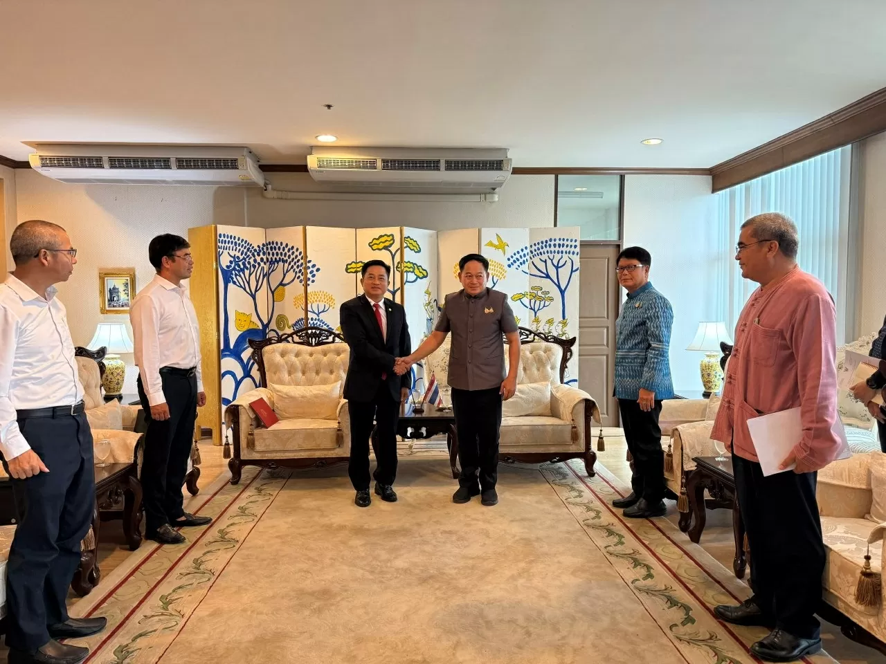 Tổng Lãnh sự Đinh Hoàng Linh
