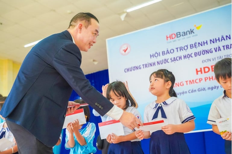 HDBank បានបរិច្ចាគផ្ទះសប្បុរសធម៌ចំនួន 2,000 ក្នុងរយៈពេល 5 ខែដំបូងនៃឆ្នាំនេះ