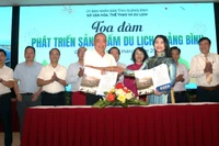 Signing of cooperation and association in developing tourism products between Hanoi UNESCO Travel Club and Quang Binh Tourism Promotion Center.