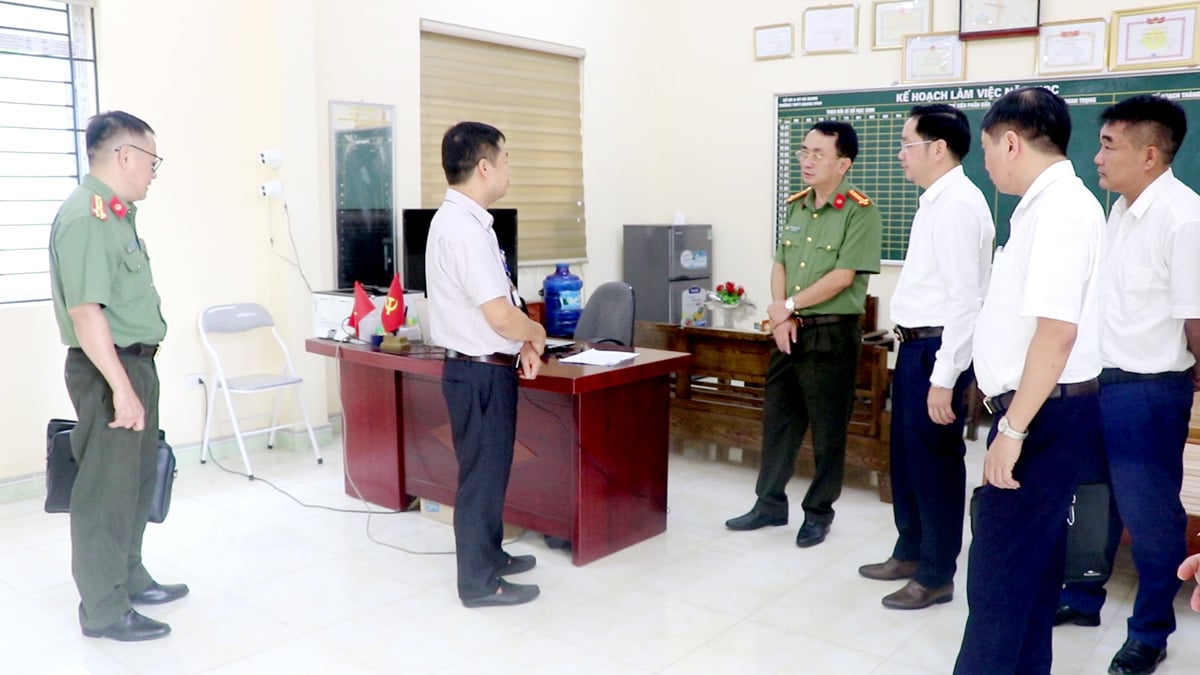 Đoàn công tác số 2 kiểm tra công tác chuẩn bị Kỳ thi tốt nghiệp THPT năm 2025 tại Trường THPT Quang Bình.