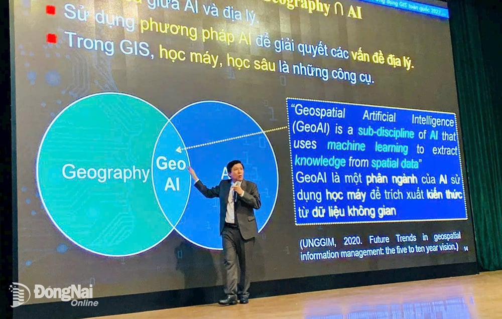 GS-TS Nguyễn Kim Lợi trình bày tại hội thảo ứng dụng GIS toàn quốc.