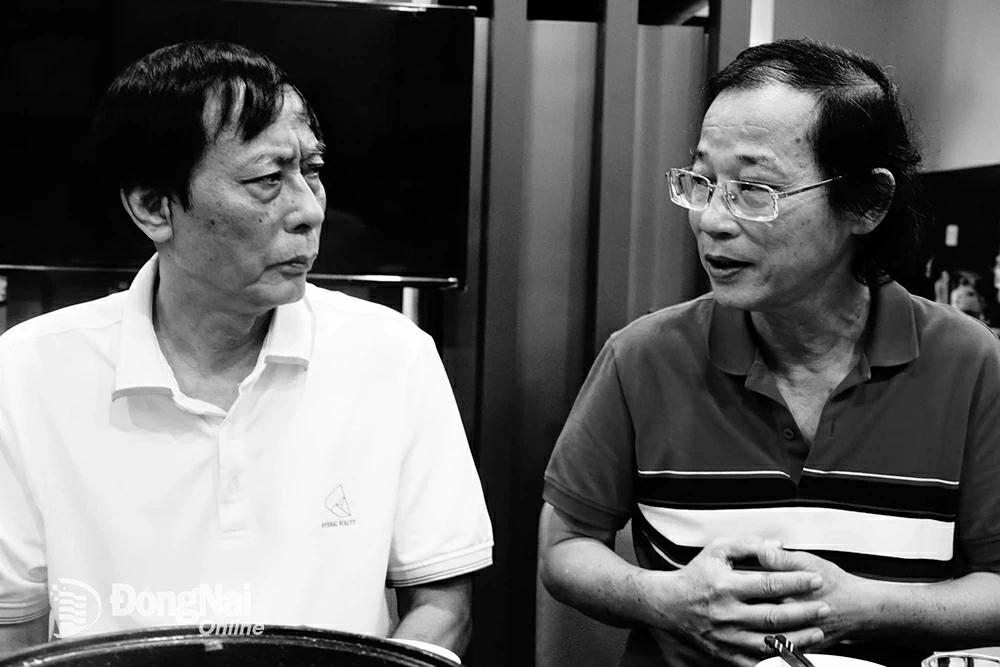 Nhà thơ Cao Ngọc Thắng (trái) và tác giả.