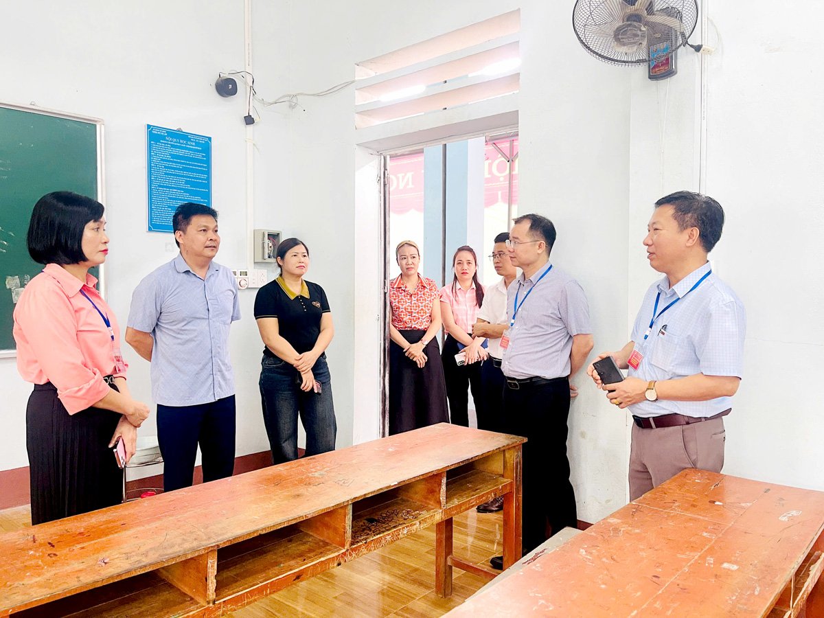 Đoàn công tác kiểm tra cơ sở vật chất tại Trường THPT Việt Lâm.