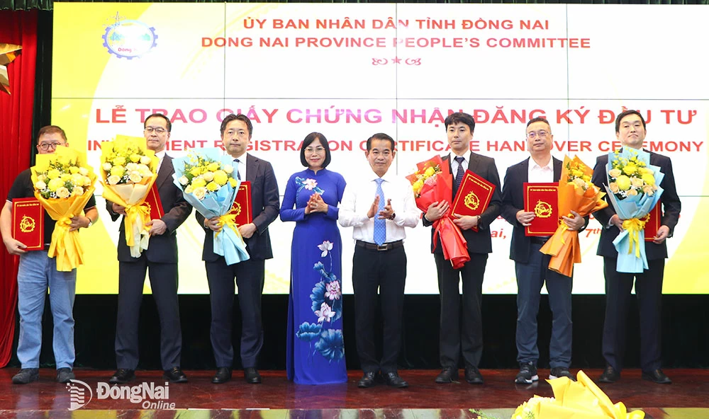 ผู้นำจังหวัดมอบใบรับรองการลงทุนสำหรับการเพิ่มทุนให้กับบริษัทต่างๆ ในเดือนกุมภาพันธ์ 2025 รวมถึง Hyosung Group (ปกขวา) โดยเพิ่มทุนอีกเกือบ 20 ล้านเหรียญสหรัฐ ภาพโดย: N. Lien