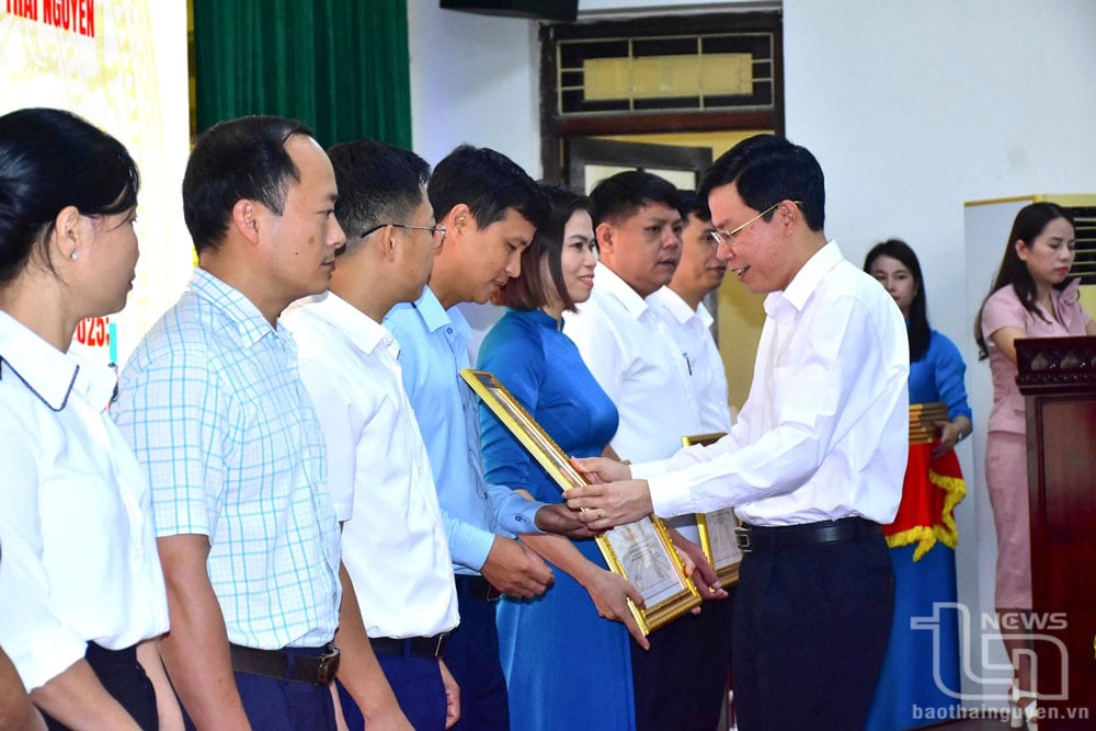 Đồng chí Chủ tịch Ủy ban MTTQ tỉnh Dương Văn Tiến trao thưởng cho các tập thể, cá nhân có thành tích xuất sắc trong thực hiện Cuộc vận động “Toàn dân đoàn kết xây dựng nông thôn mới, đô thị văn minh” giai đoạn 2021-2025.
