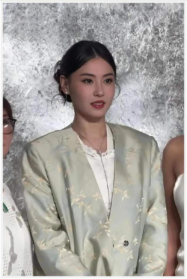Trương Bá Chi bỗng trẻ lạ ở tuổi 45, bị nghi can thiệp thẩm mỹ - 5