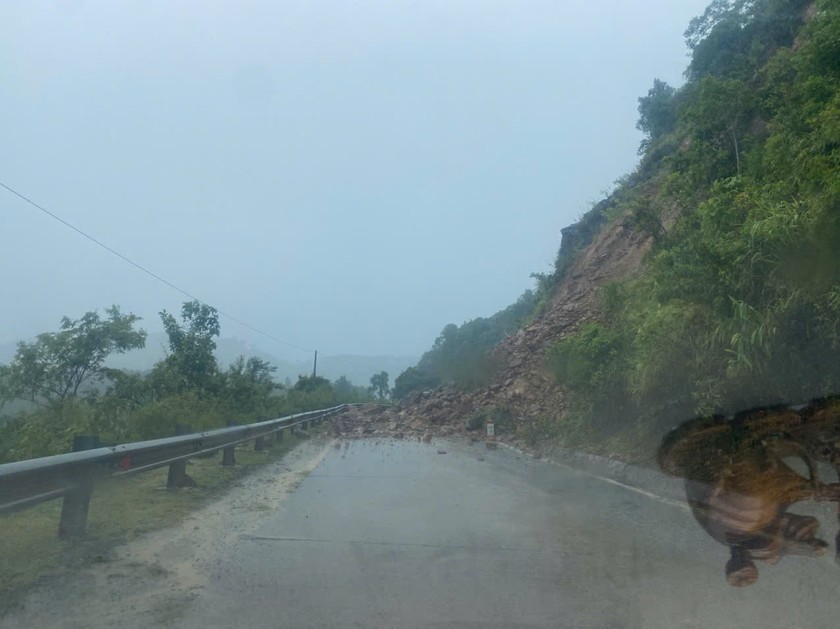 Một điểm sạt lở trên dọc đường HCM qua xã Trường Sơn, huyện Quảng Ninh.