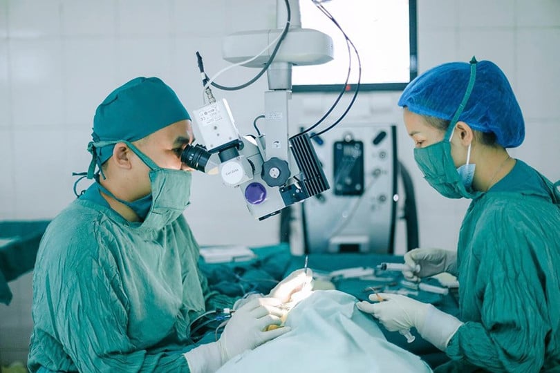 BS.CKII Võ Tá Thiện đang thực hiện ca mổ đục thủy tinh thể