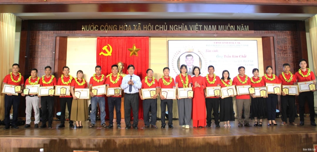បុគ្គលឆ្នើមក្នុងចលនាបរិច្ចាគឈាមស្ម័គ្រចិត្ត បានទទួលប័ណ្ណសរសើរពីគណៈកម្មាធិការប្រជាជនខេត្ត។