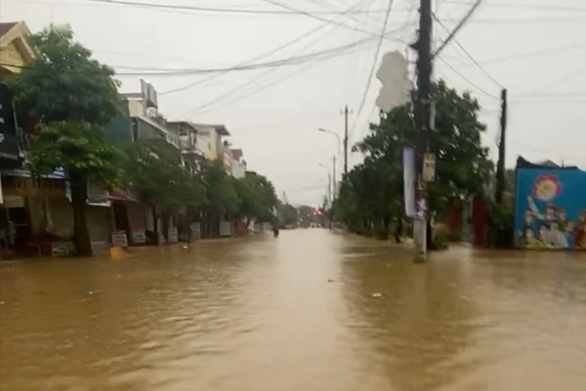Một số tuyến đường tại huyện Lệ Thủy bắt đầu ngập.