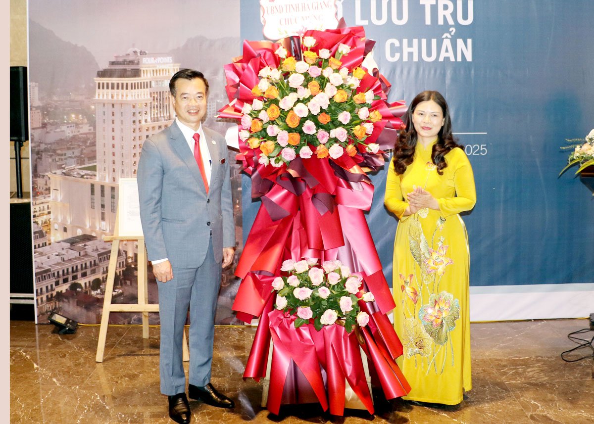 Vice Chairman of the Provincial People's Committee Vuong Ngoc Ha presented flowers to congratulate Four Points by Sheraton Ha Giang Hotel.